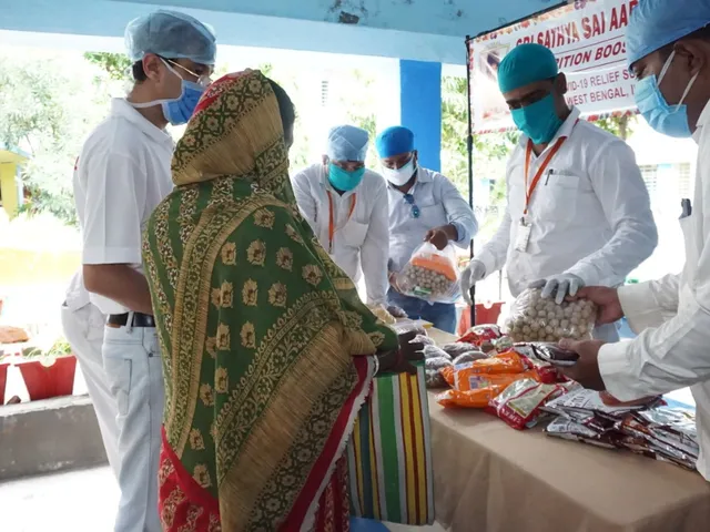 Aarogya Vahini team distributing COVID-19 relief and nutrition support